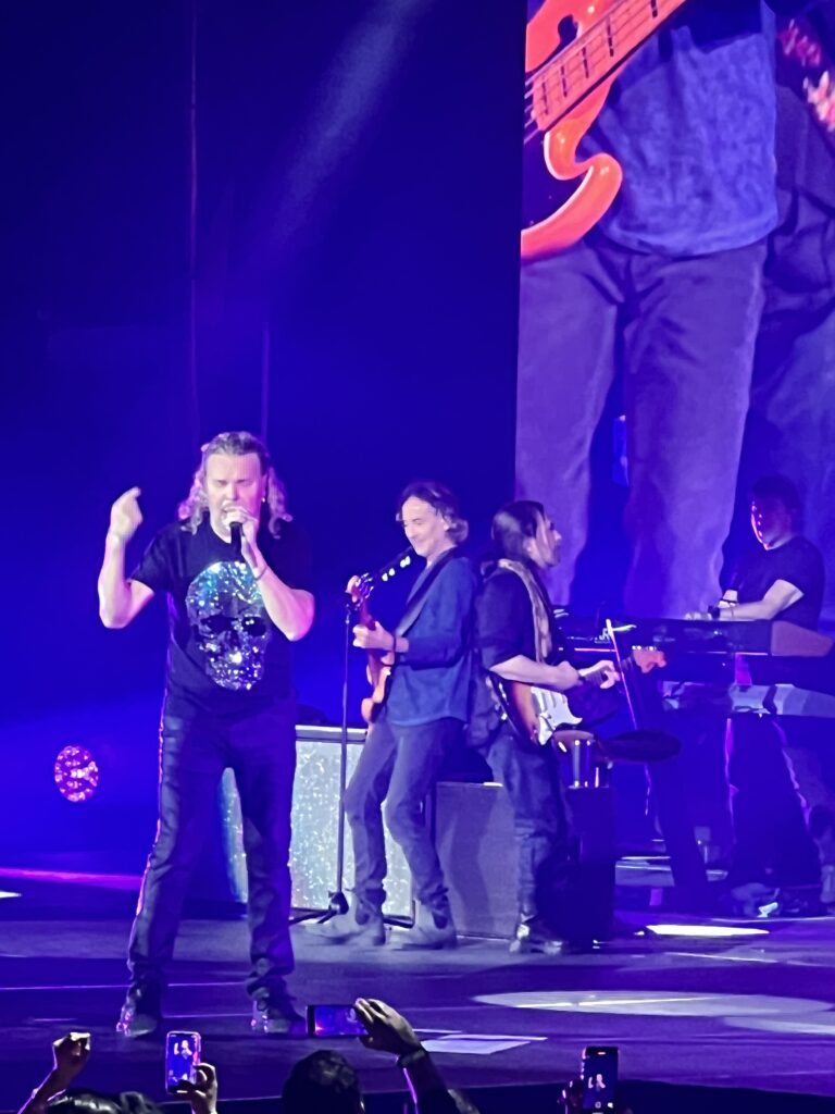 Mana Had The Crowd In The AT&T Center in San Antonio Singing To The Stars